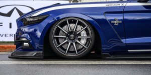 【EV女孩】「最辣爆乳揮旗女郎」現身TMC汽車嘉年華，「超強火辣車頭燈」氣氛嗨到極點！