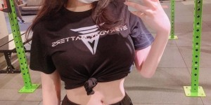 【EV女孩】E奶主持人許薇安「發送低胸爆乳辣照」，大挖空設計太犯規啦！