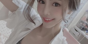 【EV女孩】海風狂拍正妹「傲人雙峰」，細腰與纖長玉腿更顯完美比例