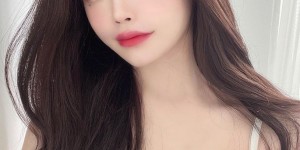 【EV女孩】脾氣壞壞的「高冷正妹老闆娘」，深V裝展現「超兇曲線」！