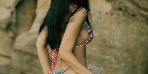 【EV女孩】南亞奇岩驚見比基尼正妹！「晞晞」褲子又脫一半，「性感蜜臀」超級養眼！