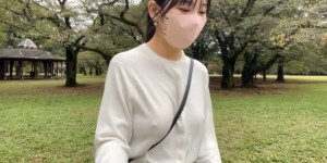 【EV扑克】女星街頭「無罩散步」狂晃喊：害羞　3分鐘影片爆紅破20萬觀看