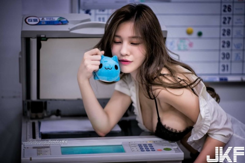 這樣太危險！「火辣OL」凶狠奶壓影印機！不知道會印出什麼東西…