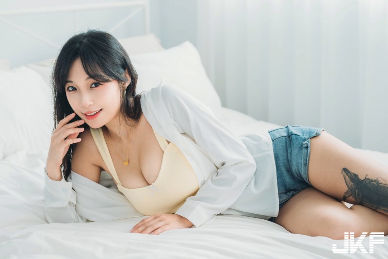 巨乳女友「安然」在家撒嬌求抱抱，低胸背心和熱褲露「窈窕曲線」！
