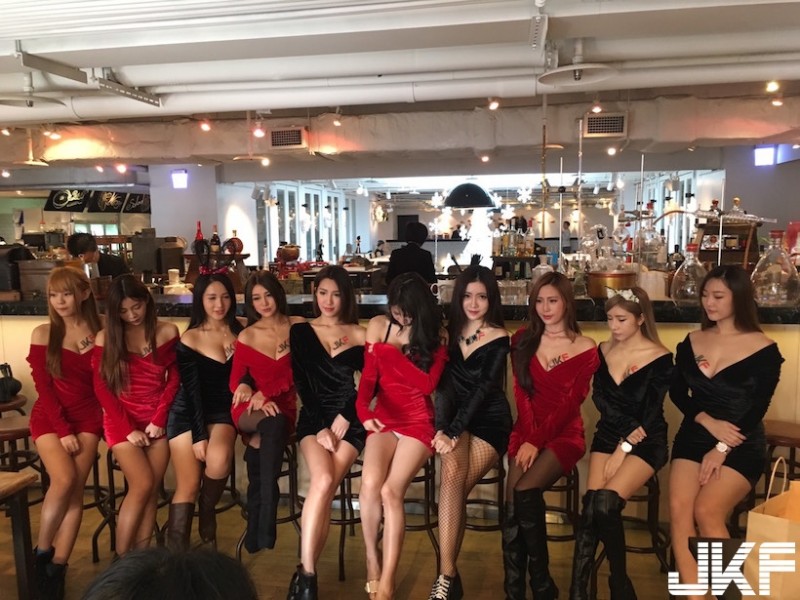 好狂！JKF女郎「最強年曆見面會」凌晨爆滿人潮！活動現場畫面實在太誇張了…