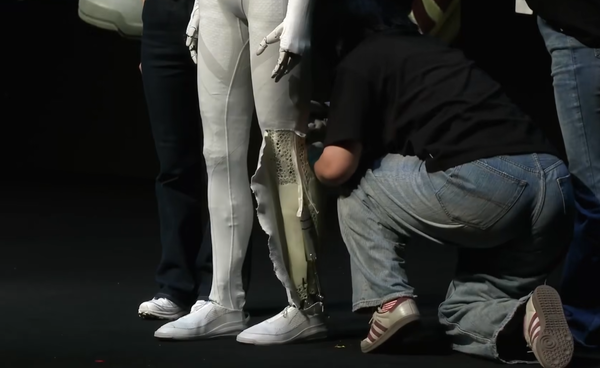 小鹏机器人是真是假？何小鹏现场直接剪开衣服自证