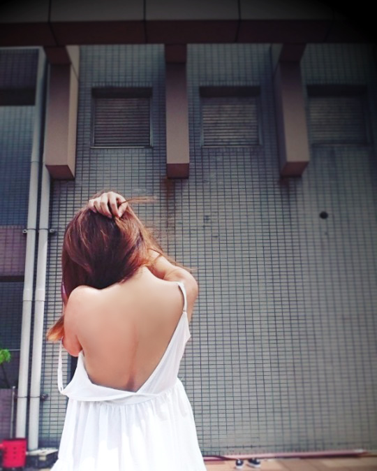 女大生挑戰若隱若現的高級撩man術！性感「趴床照」讓你第三隻眼閃淚光